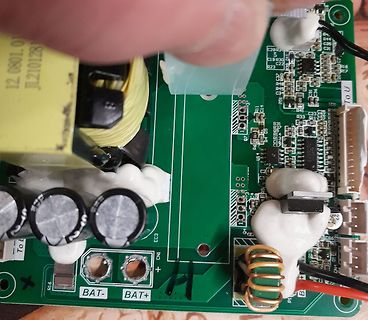 Nahaufnahme einer Leiterplatte mit elektronischen Bauteilen
