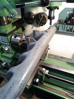 Metallbauteil in einer Werkstattmaschine