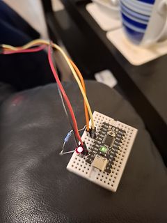 Mikrocontroller auf Breadboard mit LED und Kabeln