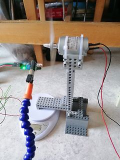 Experimenteller Aufbau mit Motor, Propeller und Waage