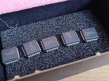 Fünf integrierte Schaltkreise in einer Schaumstoffverpackung