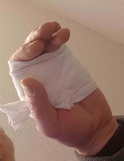 Hand, die ein weißes Tuch hält