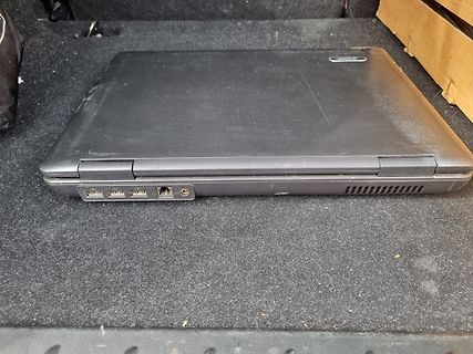 geschlossener Laptop auf Untergrund