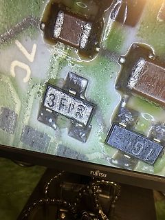 Makroaufnahme von SMD-Bauteilen auf einer Leiterplatte