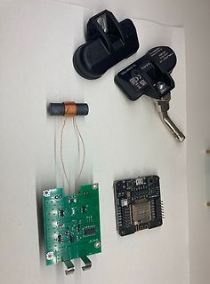 Elektronikbauteile mit Spule und ESP32-Modul