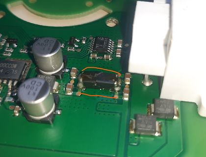 Nahaufnahme einer Leiterplatte mit Elektrolytkondensatoren und ICs