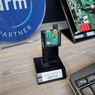 Synaptics SR110 Kamera-Modul auf Displayständer