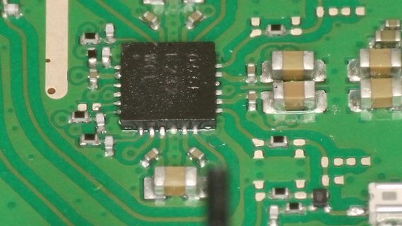 Makroaufnahme einer Leiterplatte mit integriertem Schaltkreis