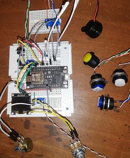 Elektronik-Aufbau mit Breadboard, ESP32 und Tastern auf Holz