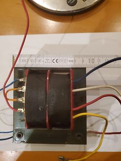 Transformator mit angeschlossenen Kabeln und Lineal