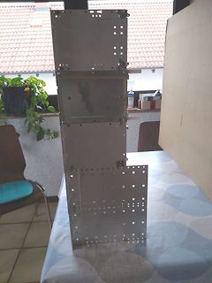 Metallgehäuse oder Blechbauteile auf Tisch
