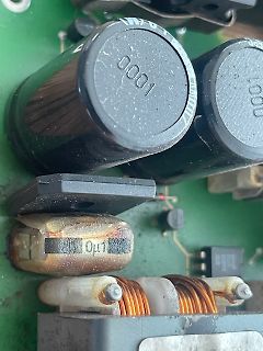Nahaufnahme von Elektrolytkondensatoren und Spulen auf einer Leiterplatte