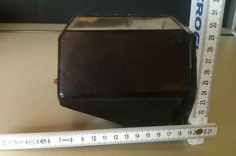 Schwarzes Gehäuse mit Lineal