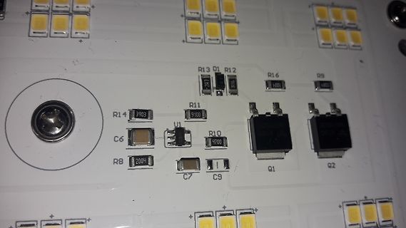 Nahaufnahme einer bestückten Leiterplatte mit SMD-Bauteilen