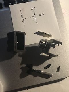 Zerlegte mechanische Bauteile und handgezeichnete Skizze