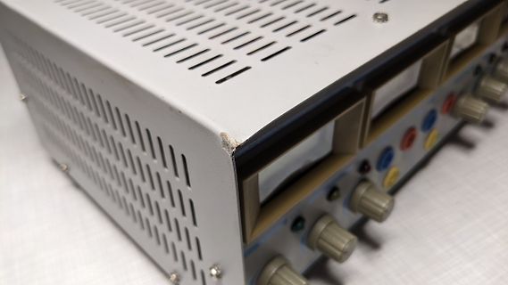 Labornetzteil mit Display und Reglern