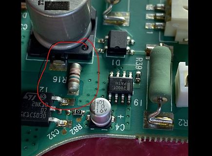 Nahaufnahme einer Leiterplatte mit elektronischen Bauteilen