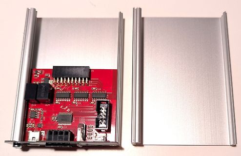 Rote Leiterplatte in Aluminiumgehäuse