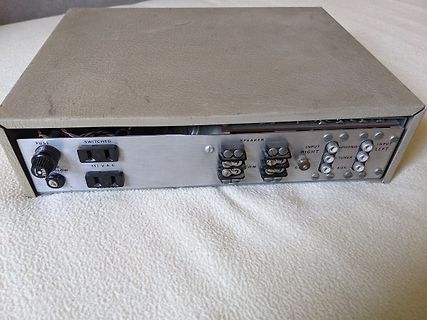 Rückseite eines Audio-Verstärkers