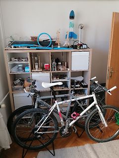 Fahrrad vor einem Regal mit Werkstattutensilien