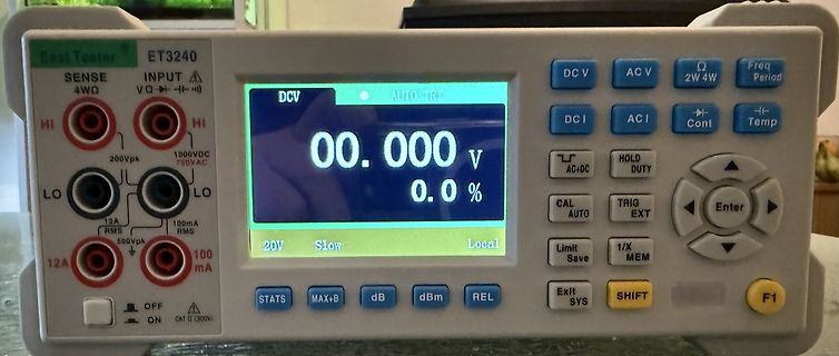 Digitales Multimeter ET3240 mit Messwert