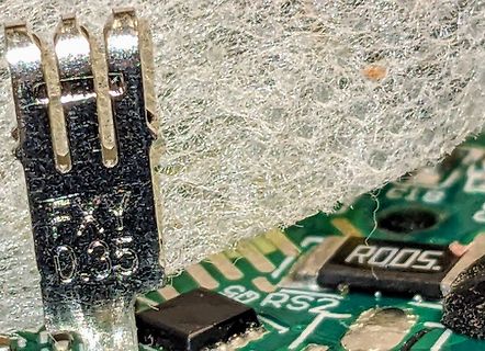 Makroaufnahme einer Leiterplatte mit Metallkomponente