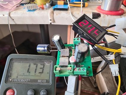 Messaufbau mit Multimeter und Display auf Leiterplatte