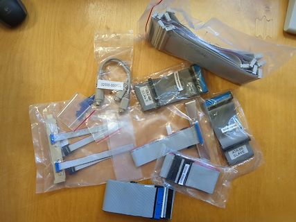 Verschiedene Flachbandkabel in Plastikbeuteln