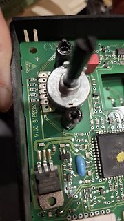 Nahaufnahme einer Leiterplatte mit Potentiometer