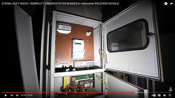 Geöffneter Schaltschrank mit Stromzähler und elektrischen Komponenten