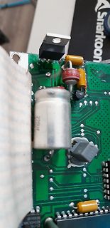 Nahaufnahme einer grünen Leiterplatte mit elektronischen Bauteilen