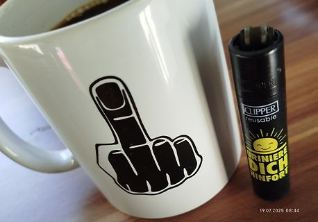 Tasse mit Mittelfinger-Motiv und Clipper Feuerzeug