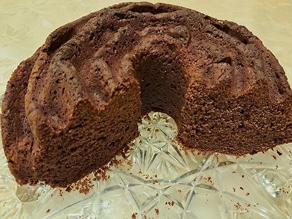 Schokoladenkuchen auf Glasteller