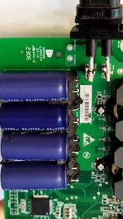 Foto einer beschädigten Leiterplatte mit Elektrolytkondensatoren