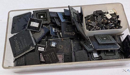 Diverse integrierte Schaltkreise in einer Kunststoffschale
