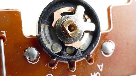 Nahaufnahme eines Potentiometers auf einer Leiterplatte