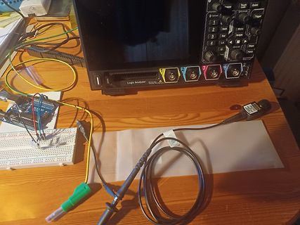 Elektronik-Messaufbau mit Oszilloskop, Arduino und Breadboard