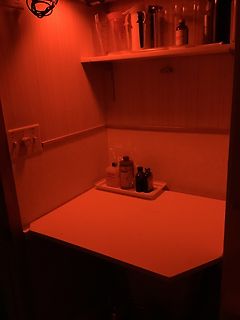 Gegenstände in einem rot beleuchteten Schrank