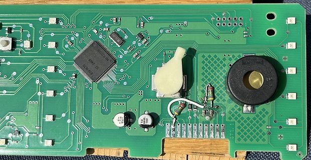 Grüne Leiterplatte mit elektronischen Bauteilen