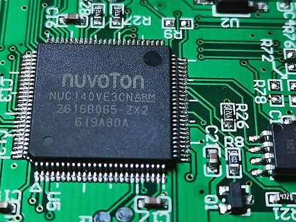 Makroaufnahme eines Nuvoton Mikrocontrollers auf Leiterplatte