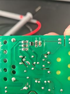Nahaufnahme einer grünen Leiterplatte mit SMD-Bauteilen