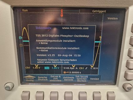 Abfotografierter Bildschirm eines Tektronix TDS 3012 Oszilloskops