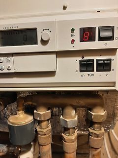 Steuerungseinheit einer Heizungsanlage mit Display und Rohren