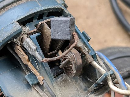 Defekte Kohlebürsten eines Elektromotors