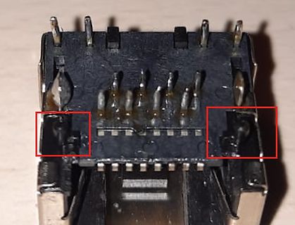 Nahaufnahme eines elektronischen Bauteils mit roten Markierungen