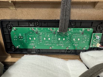 Rückseite einer grünen Leiterplatte in einem Gehäuse