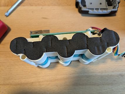 Mechanische Bauteile auf Holzuntergrund
