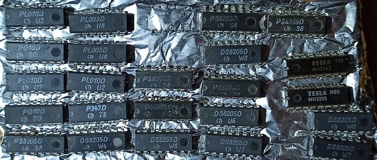 Sammlung verschiedener integrierter Schaltkreise auf Alufolie