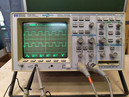 Hewlett Packard 54645D Oszilloskop mit Rechtecksignal