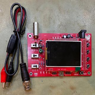Rote Leiterplatte mit TFT-Display und Kabeln